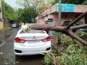 सांसद तापिर गाओ की सरकारी गाड़ी